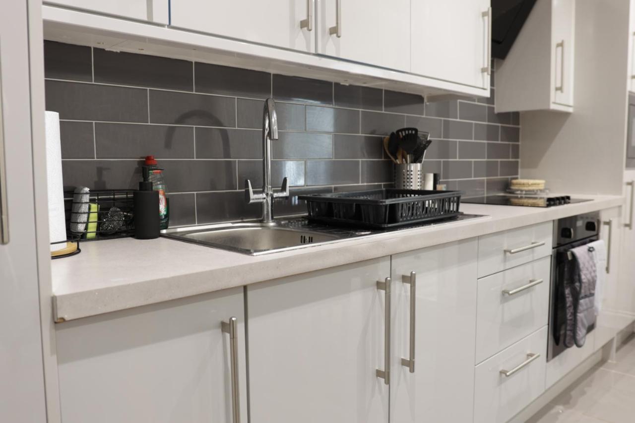 5 Bed Town House Within City Centre And Sleeps Up To 11 With Sky And Netflix Birmingham Esterno foto