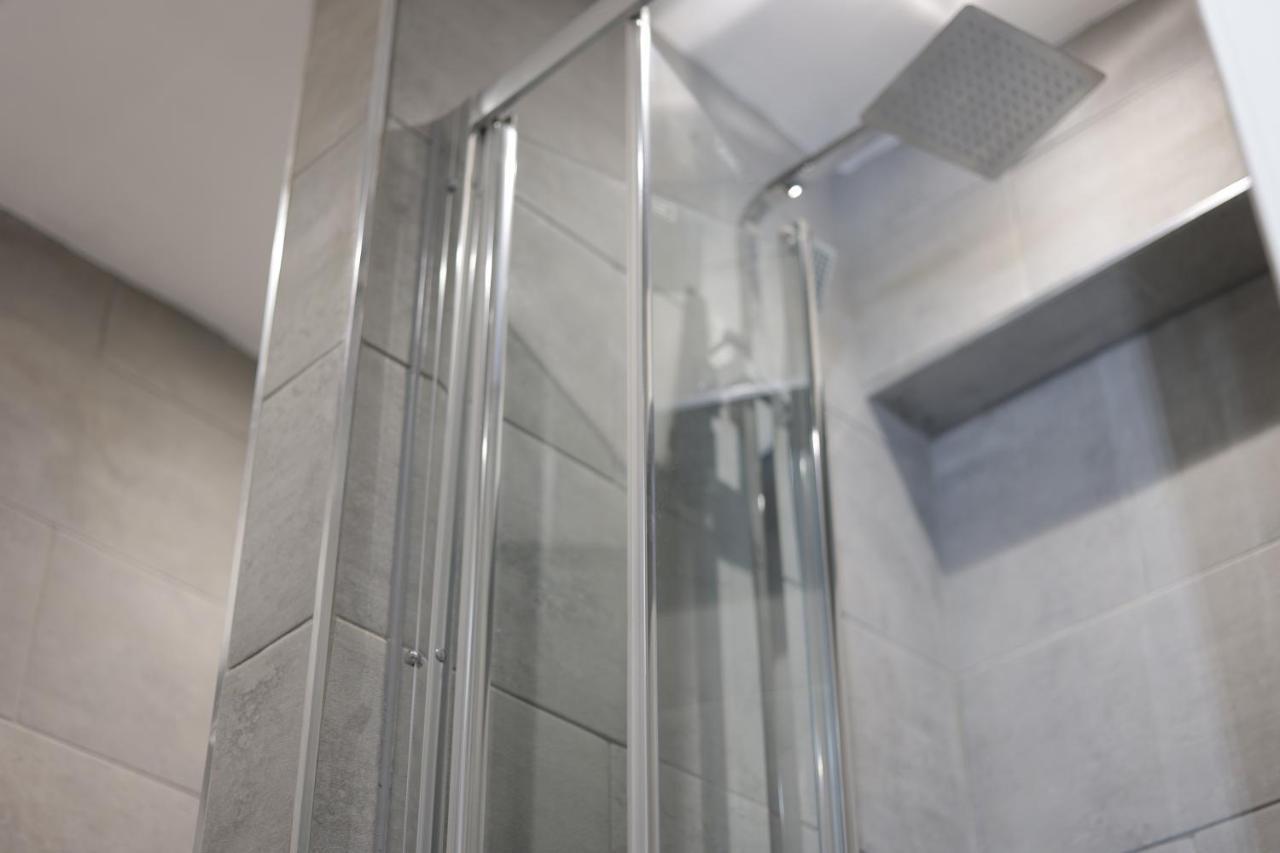 5 Bed Town House Within City Centre And Sleeps Up To 11 With Sky And Netflix Birmingham Esterno foto