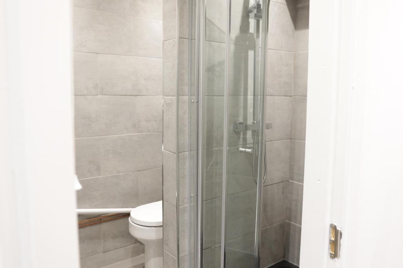 5 Bed Town House Within City Centre And Sleeps Up To 11 With Sky And Netflix Birmingham Esterno foto