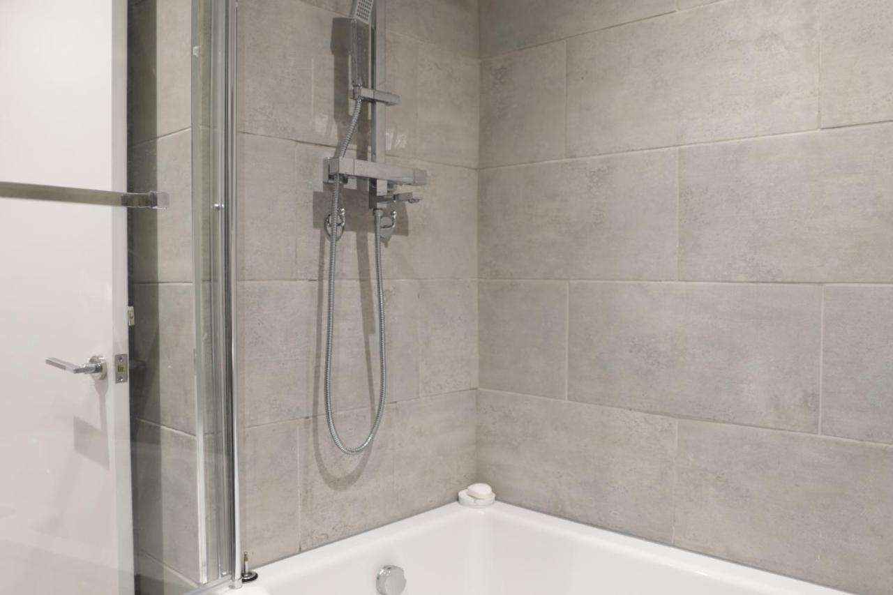 5 Bed Town House Within City Centre And Sleeps Up To 11 With Sky And Netflix Birmingham Esterno foto